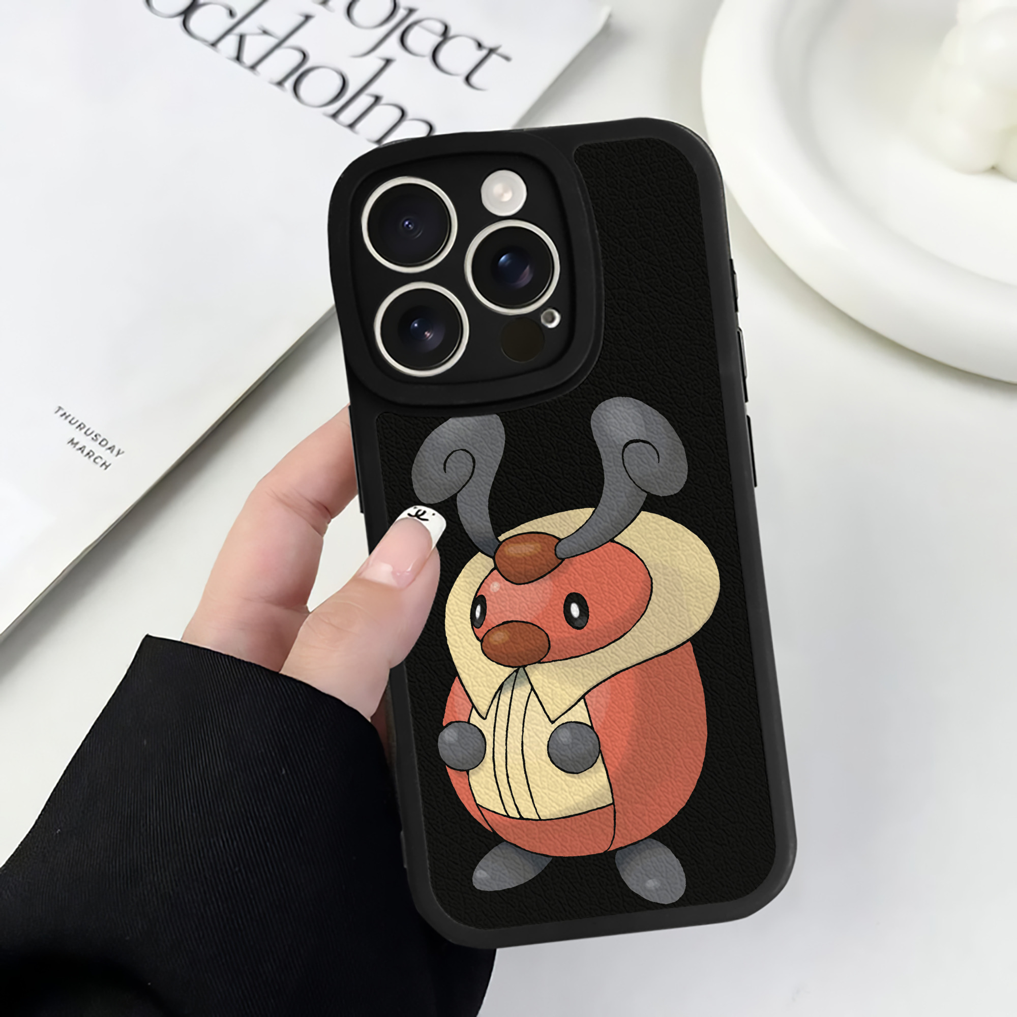 （画像用） ポケットモンスター Pokémon 【iPhone 16シリーズ対応】シリコンスマホケース（レザー調） 材質：シリコン